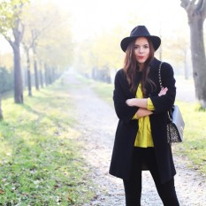 come indossare un maglione di lana giallo