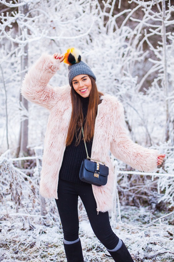pelliccia rosa outfit , irene colzi, come vestirsi bene per andare sulla neve