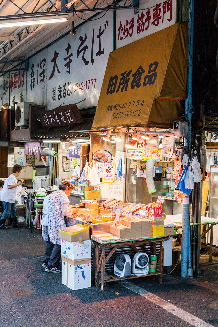mercato del pesce tokyo bancarella
