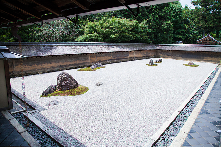 giardino giapponese con ghiaia