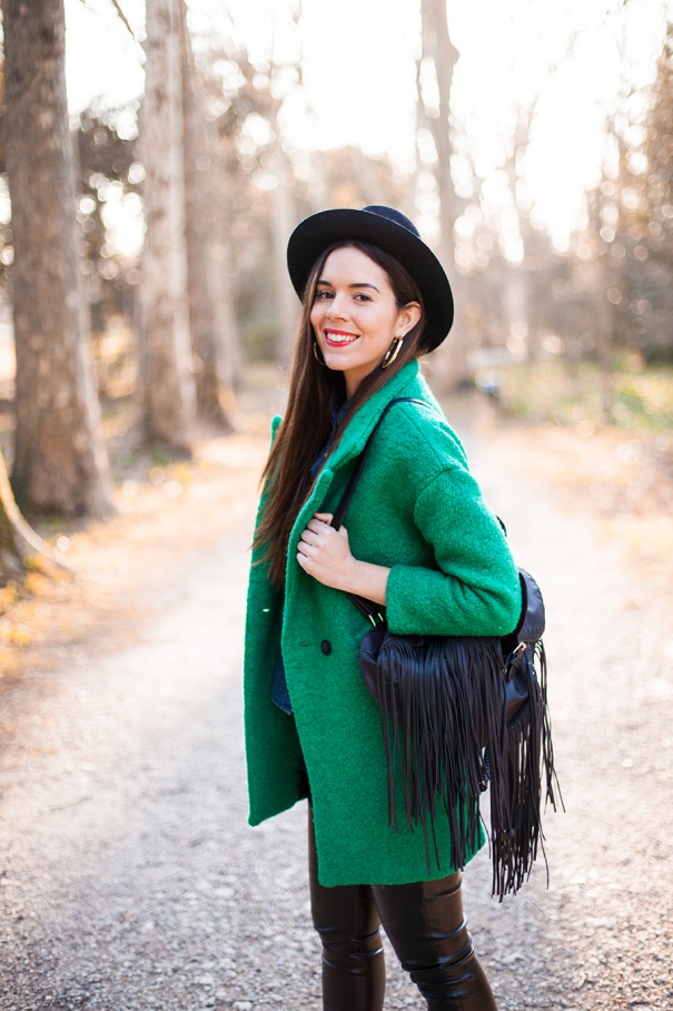 cappotto verde e pantaloni di pelle skinny