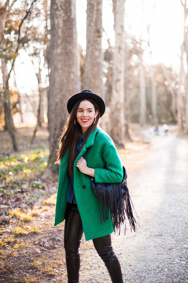 come indossare il cappotto verde in un look casual
