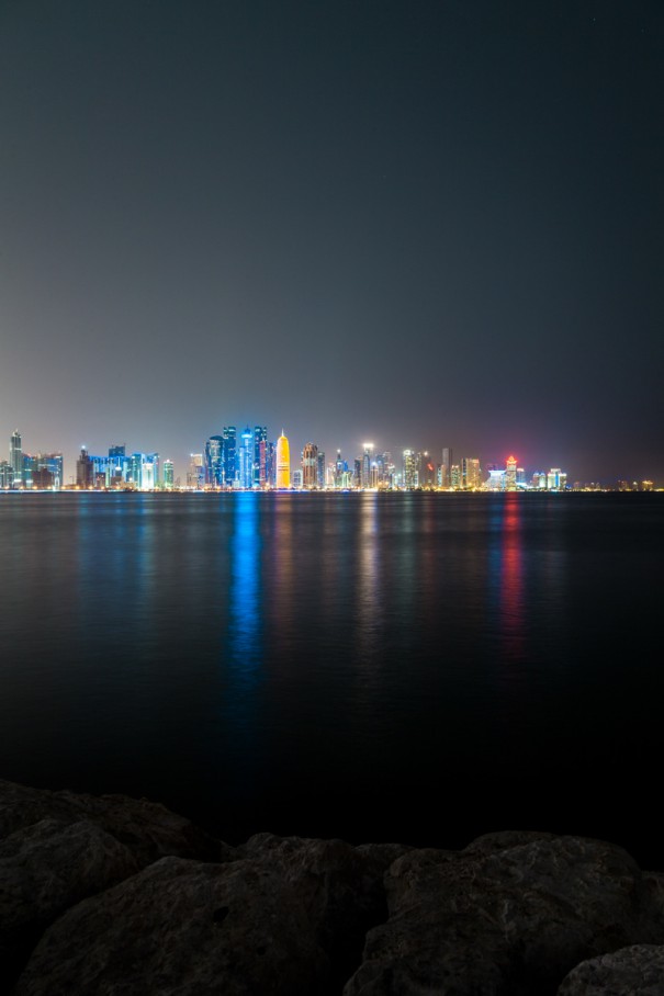 viaggio in qatar doha Corniche skyline di notte