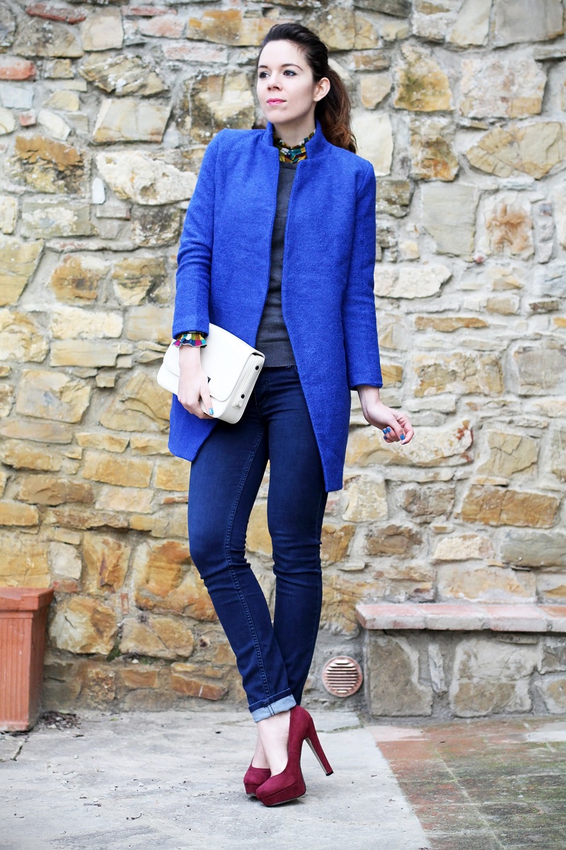 scarpe blu elettrico outfit