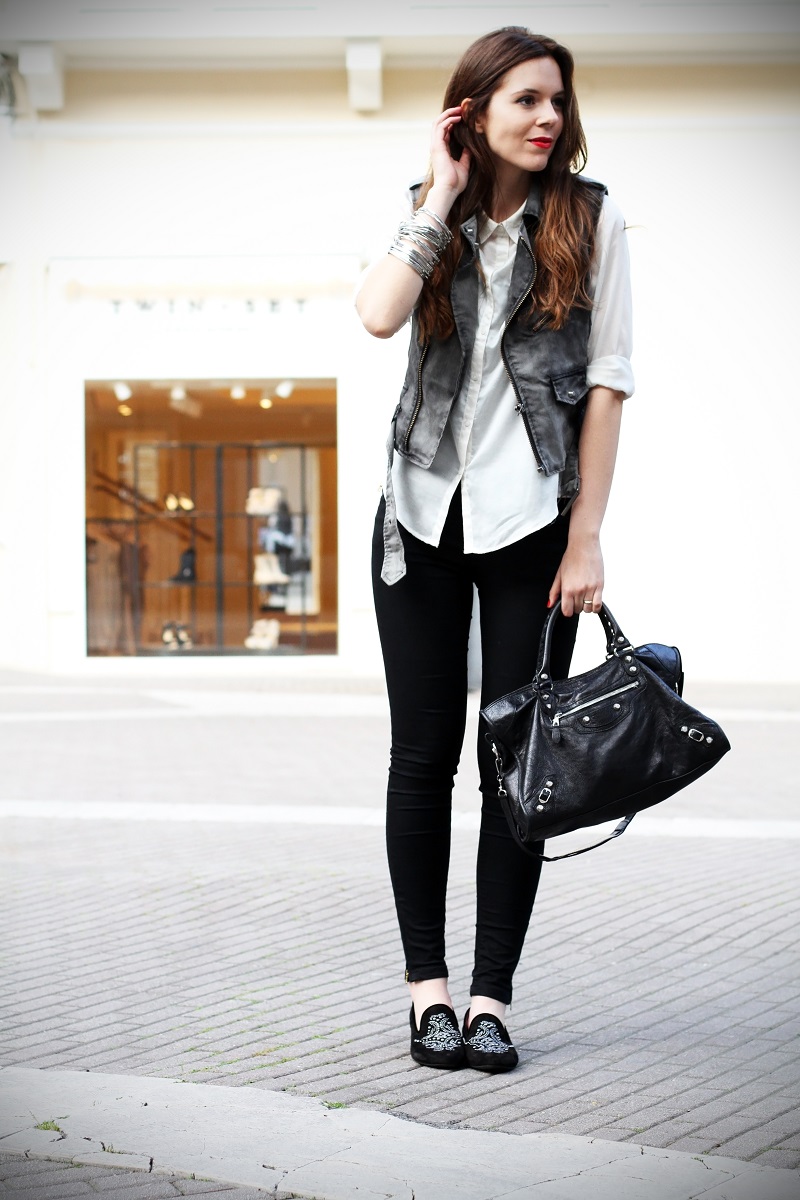 slippers | camicia bianca | gilet denim | pantaloni neri | leggings | skinny | fashion blogger | outfit | look | streetstyle