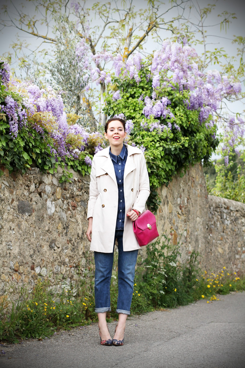 borsa fucsia | bulgari borsa | trench | jeans boyfriend | glicine | decollete denim | decollete jeans | decollete stampa floreale | camicia jeans | outfit | look | fashion blogger 1