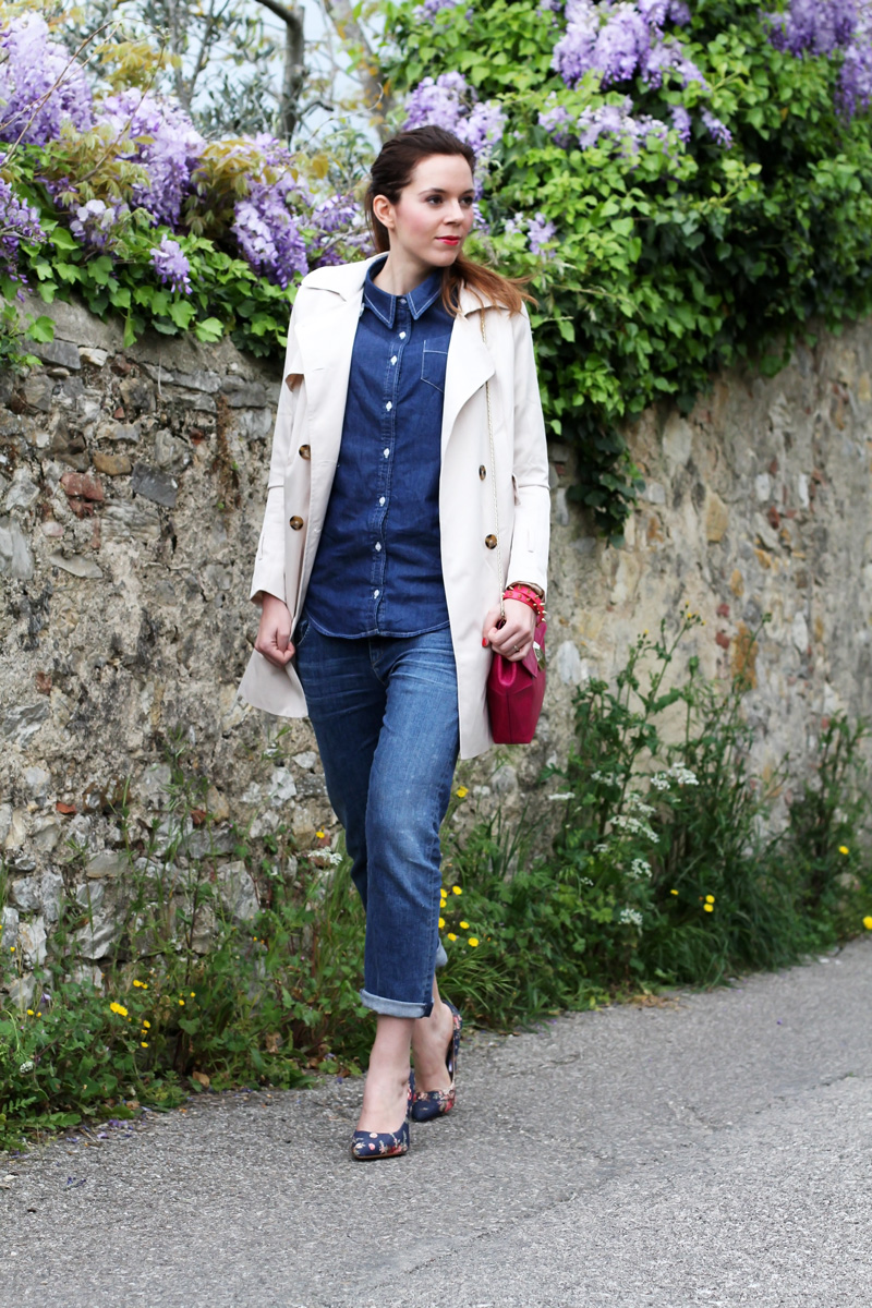 trench | jeans boyfriend | glicine | decollete denim | decollete jeans | decollete stampa floreale | camicia jeans | outfit | look | fashion blogger 1