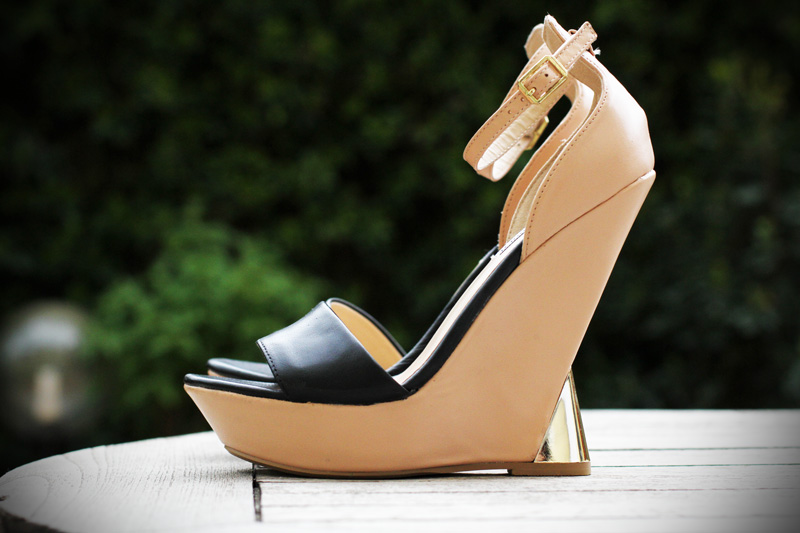 steve madden | zeppa | zeppa steve madden | sandali neri | sandali color carne | sandali nude | sandali con zeppa rientrata | zeppa rientrata | zeppa scultura