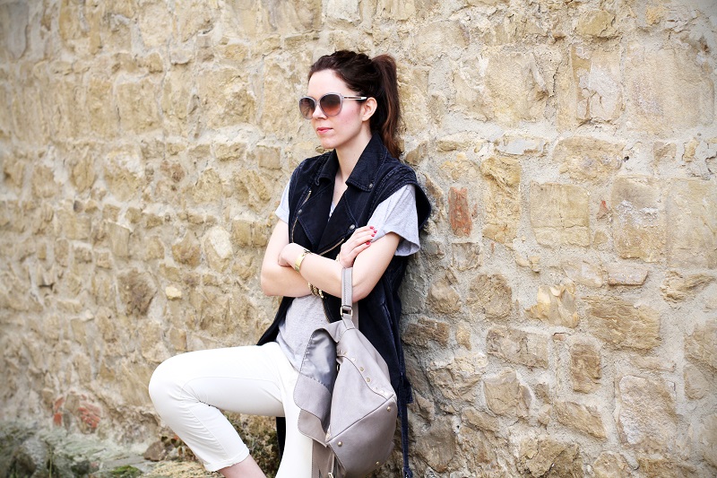 off duty | gilet di jeans | denim gilet | maglia a maniche corte | pantaloni con borchie | occhiali da sole Gucci | Gucci | la postina Zanellato 