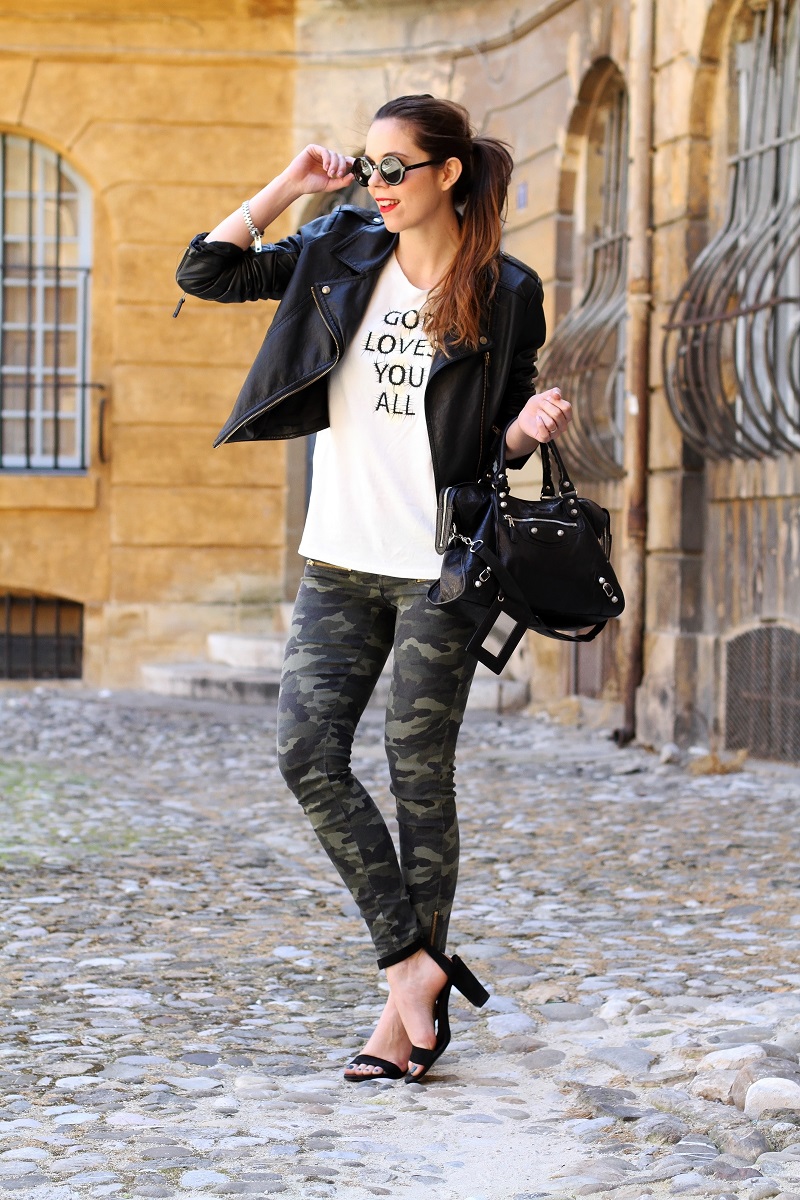 moda | fashion | outfit | look | giacca di pelle | chiodo di pelle | pantaloni militari | sandali zara | scarpe zara | balenciaga | borsa balenciaga | occhiali da sole rotondi | rossetto rosso | barbara boner