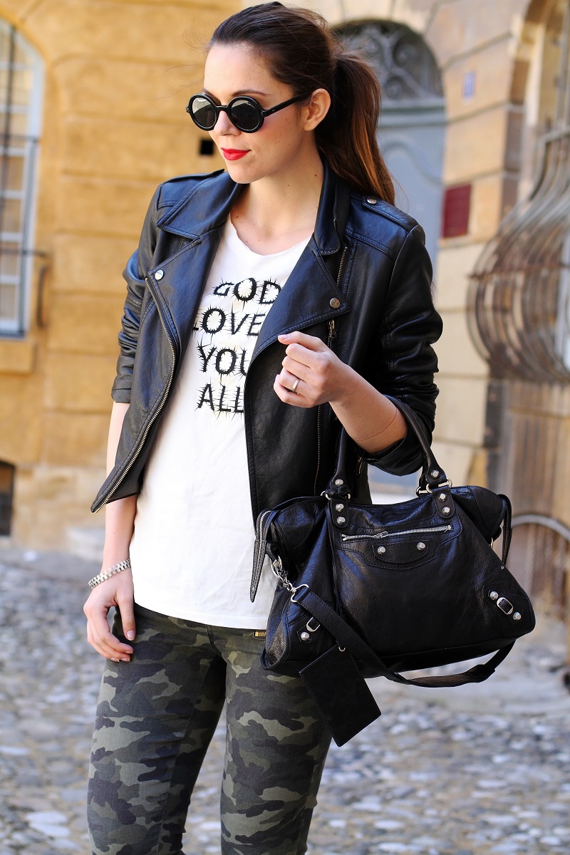moda | fashion | outfit | look | giacca di pelle | chiodo di pelle | pantaloni militari | balenciaga | borsa balenciaga | occhiali da sole rotondi | rossetto rosso | barbara boner