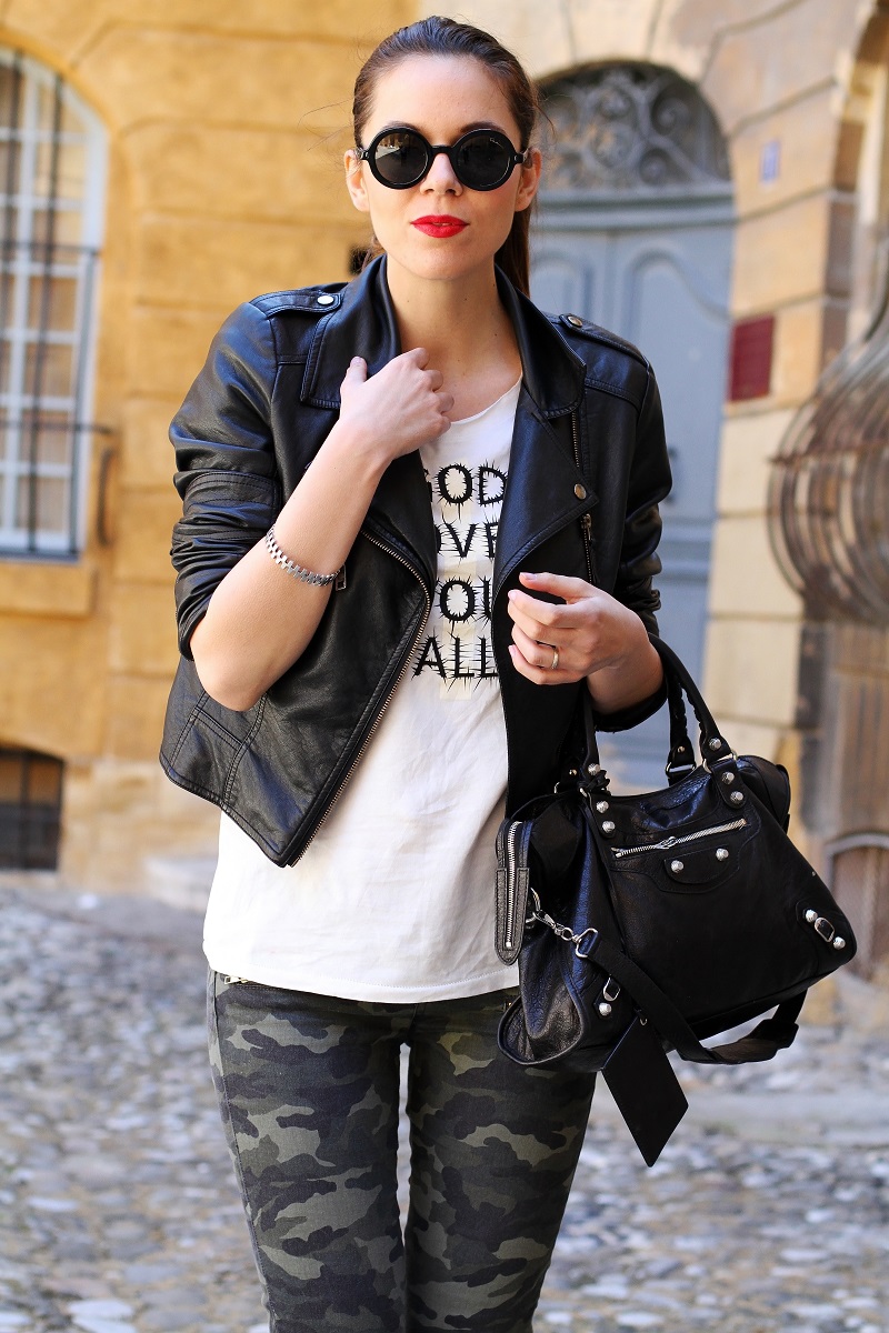 moda | fashion | outfit | look | giacca di pelle | chiodo di pelle | pantaloni militari | balenciaga | borsa balenciaga | occhiali da sole rotondi | rossetto rosso | barbara boner 2