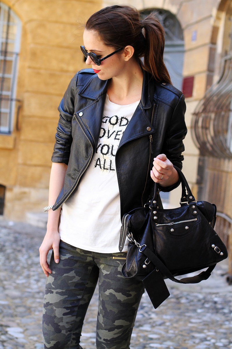 moda | fashion | outfit | look | giacca di pelle | chiodo di pelle | pantaloni militari | balenciaga | borsa balenciaga | occhiali da sole rotondi | rossetto rosso | barbara boner 1