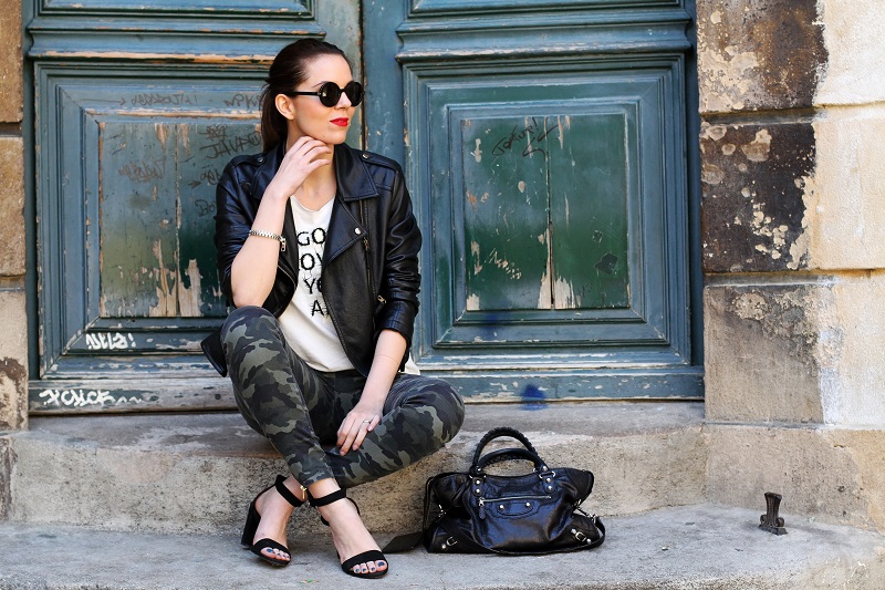 moda | fashion | outfit | look | giacca di pelle | chiodo di pelle | pantaloni militari | sandali zara | scarpe zara | balenciaga | borsa balenciaga | occhiali da sole rotondi | rossetto rosso | barbara boner 1