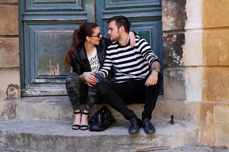 io e te | moda | fashion | outfit | look | giacca di pelle | chiodo di pelle | pantaloni militari | sandali zara | scarpe zara | balenciaga | borsa balenciaga | occhiali da sole rotondi | rossetto rosso | barbara boner 2