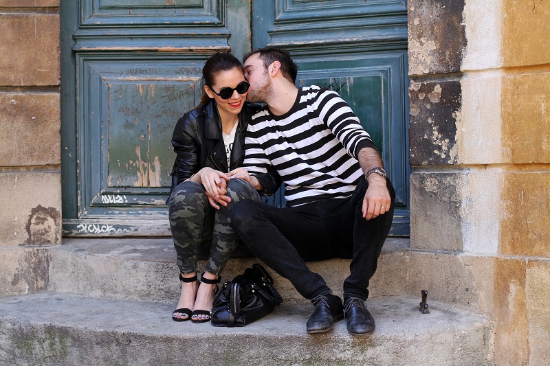 io e te | moda | fashion | outfit | look | giacca di pelle | chiodo di pelle | pantaloni militari | sandali zara | scarpe zara | balenciaga | borsa balenciaga | occhiali da sole rotondi | rossetto rosso | barbara boner 3