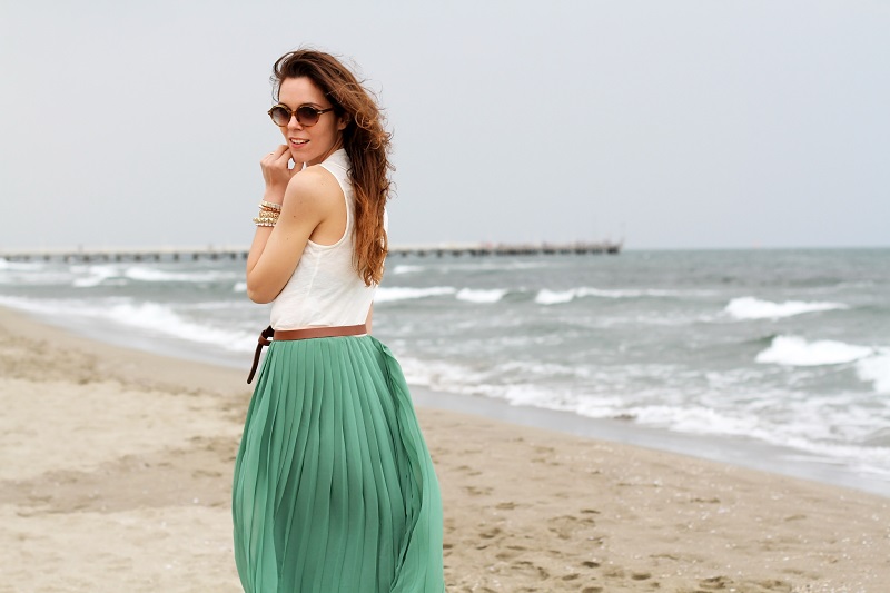 gonna lunga | canottiera bianca | gonna plissettata | gonna plisse | gonna pieghe | outfit | look | forte dei marmi | mare | spiaggia (9)