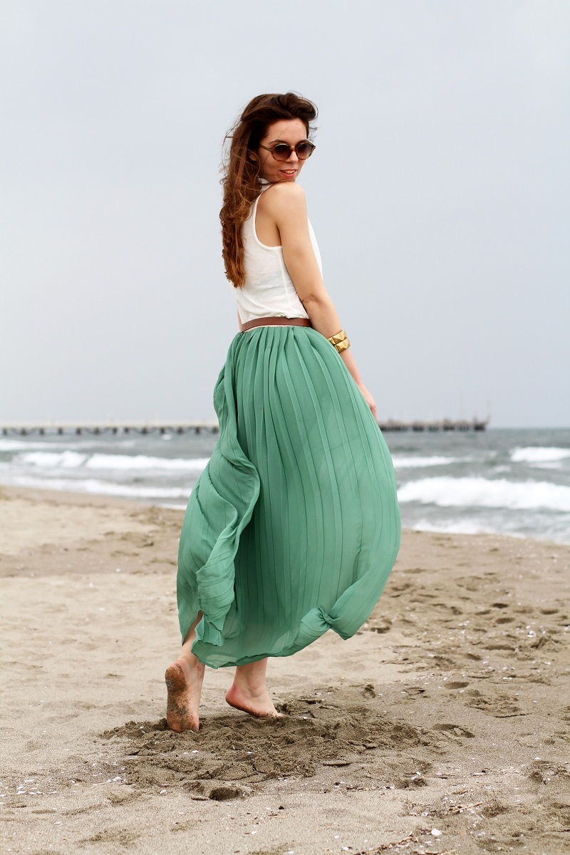 gonna lunga | canottiera bianca | gonna plissettata | gonna plisse | gonna pieghe | outfit | look | forte dei marmi | mare | spiaggia (1)