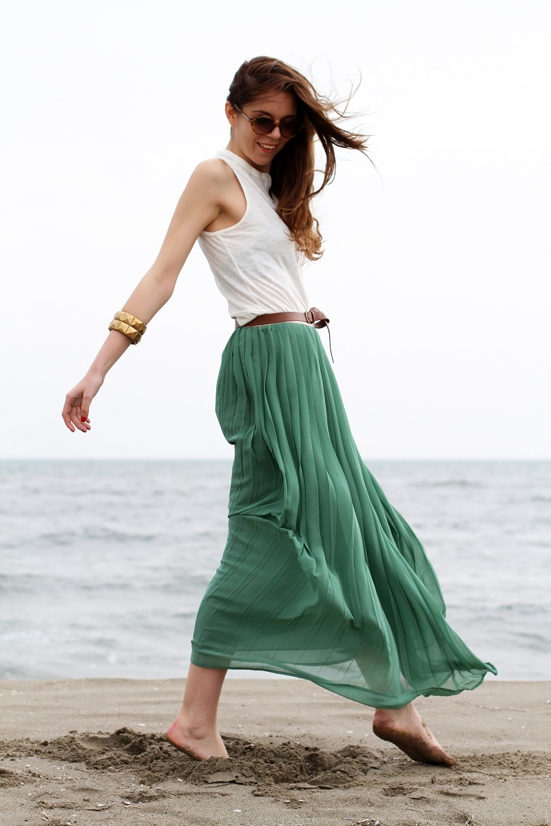 gonna lunga | canottiera bianca | gonna plissettata | gonna plisse | gonna pieghe | outfit | look | forte dei marmi | mare | spiaggia (10)