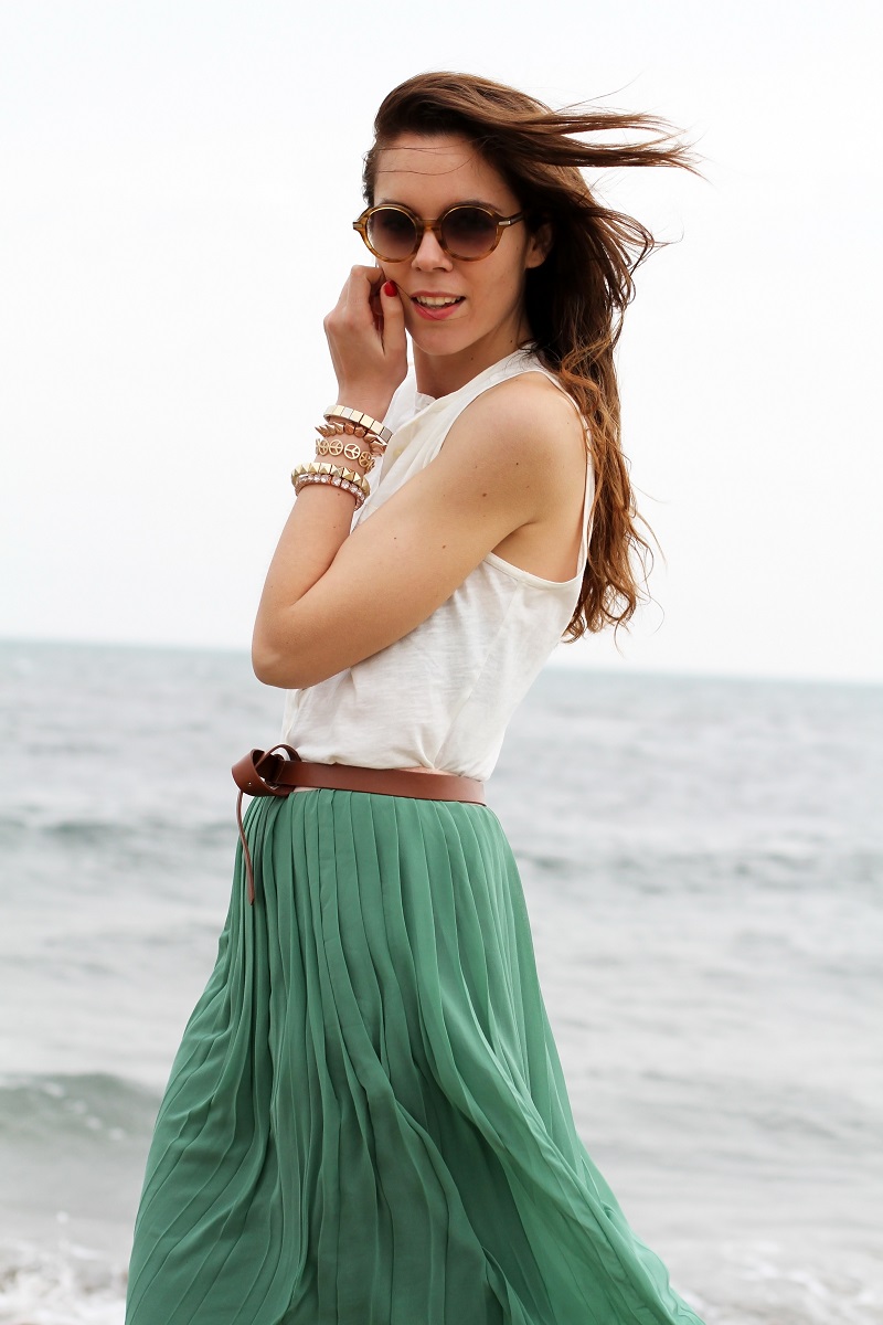gonna lunga | canottiera bianca | gonna plissettata | gonna plisse | gonna pieghe | outfit | look | forte dei marmi | mare | spiaggia (2)