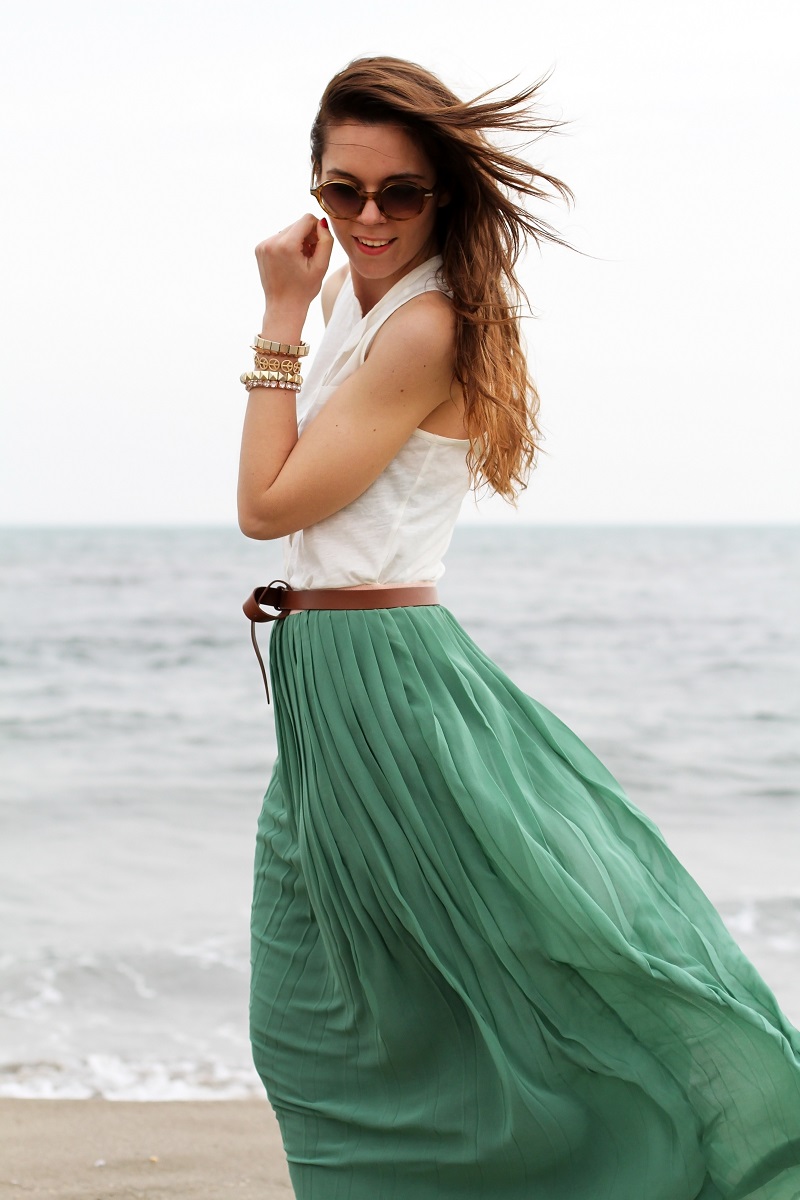 gonna lunga | canottiera bianca | gonna plissettata | gonna plisse | gonna pieghe | outfit | look | forte dei marmi | mare | spiaggia (7)