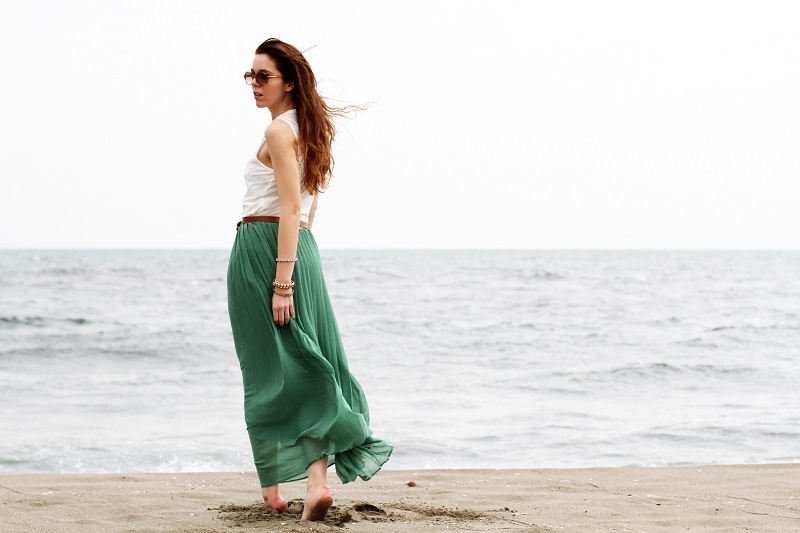 gonna lunga | canottiera bianca | gonna verde | gonna plissettata | gonna plisse | gonna pieghe | outfit | look | forte dei marmi | mare | spiaggia (5)