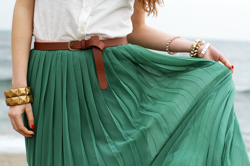gonna verde | canottiera bianca | gonna plissettata | gonna plisse | gonna pieghe | outfit | look | forte dei marmi | mare | spiaggia (8)