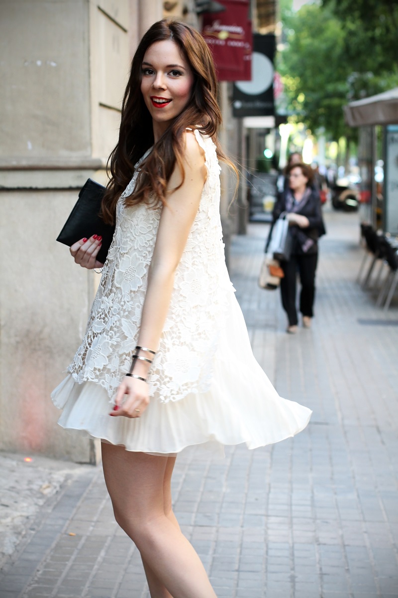 look | look romantico | vestito pizzo bianco | pizzo | vestito pizzo | outfit | outfit romantico | vestito bianco | idee looks | idee outfit | come vestirsi per una sfilata 4