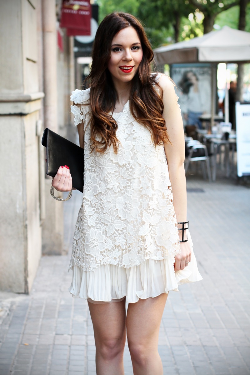 look | look romantico | vestito pizzo bianco | pizzo | vestito pizzo | outfit | outfit romantico | vestito bianco | idee looks | idee outfit | come vestirsi per una sfilata 1