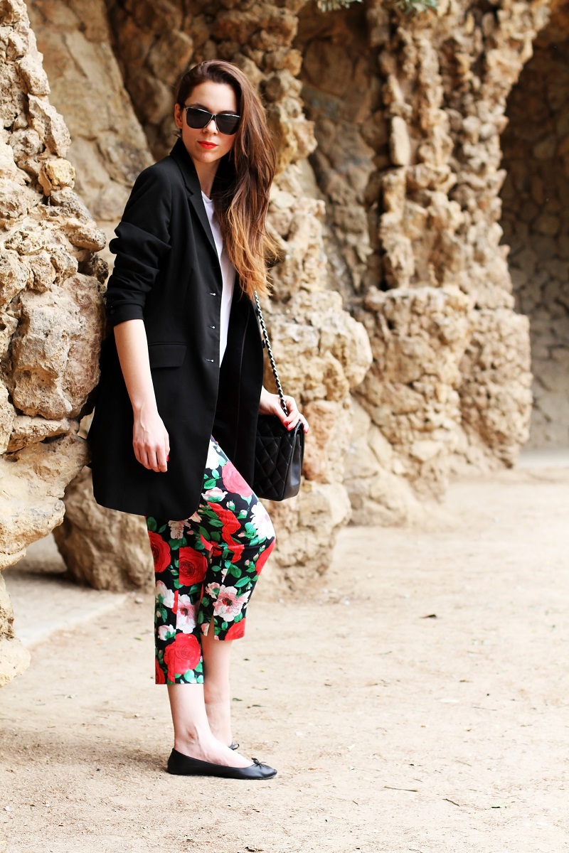 pantaloni fiori | pantaloni floreali | blazer nero | giacca nera | spolverino nero | chanel borsa | chanel 2.55 | chanel jumbo | occhiali da sole neri | maglia bianca | fashion | moda | look | outfit | streetstyle | ballerine | parc guell | barcellona | colonnato parc guell  2