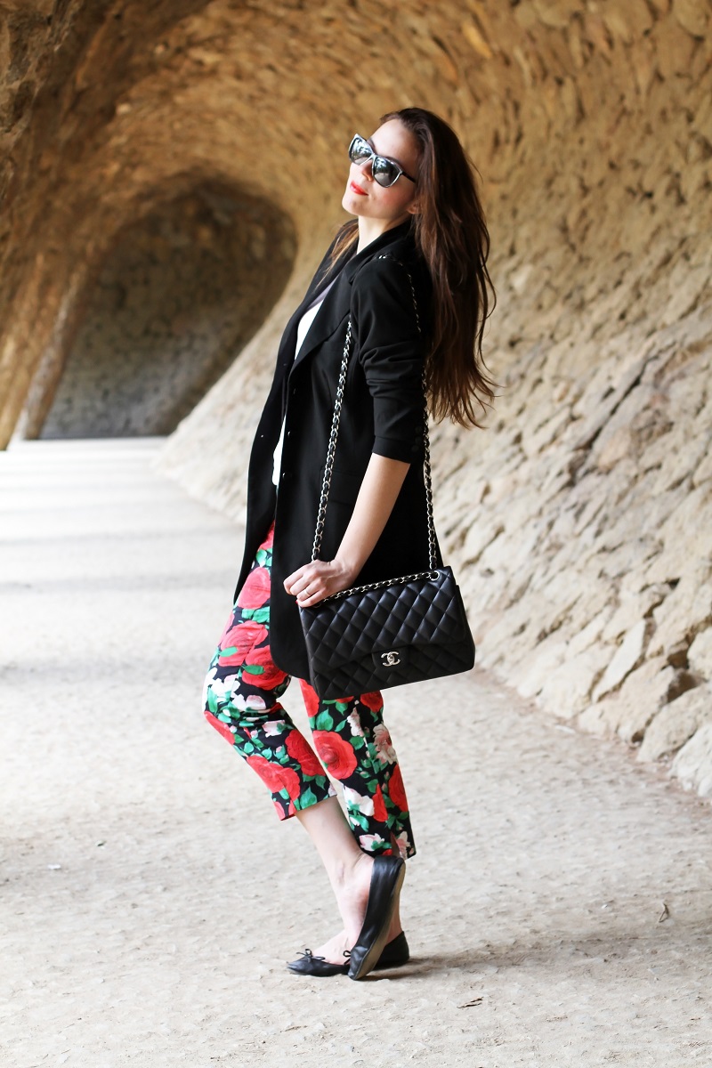 pantaloni fiori | pantaloni floreali | blazer nero | giacca nera | spolverino nero | chanel borsa | chanel 2.55 | chanel jumbo | occhiali da sole neri | maglia bianca | fashion | moda | look | outfit | streetstyle | ballerine | parc guell | barcellona | colonnato parc guell  3