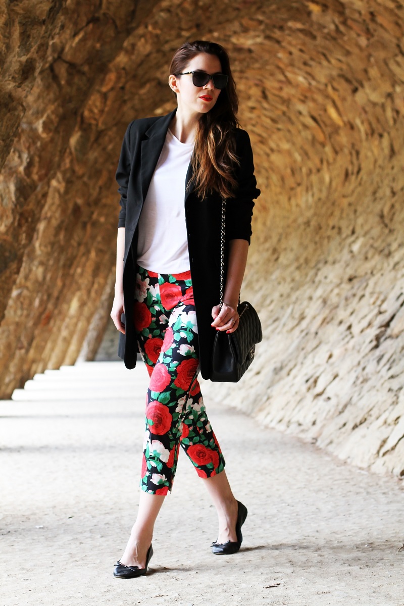 pantaloni fiori | pantaloni floreali | blazer nero | giacca nera | spolverino nero | chanel borsa | chanel 2.55 | chanel jumbo | occhiali da sole neri | maglia bianca | fashion | moda | look | outfit | streetstyle | ballerine | parc guell | barcellona | colonnato parc guell 