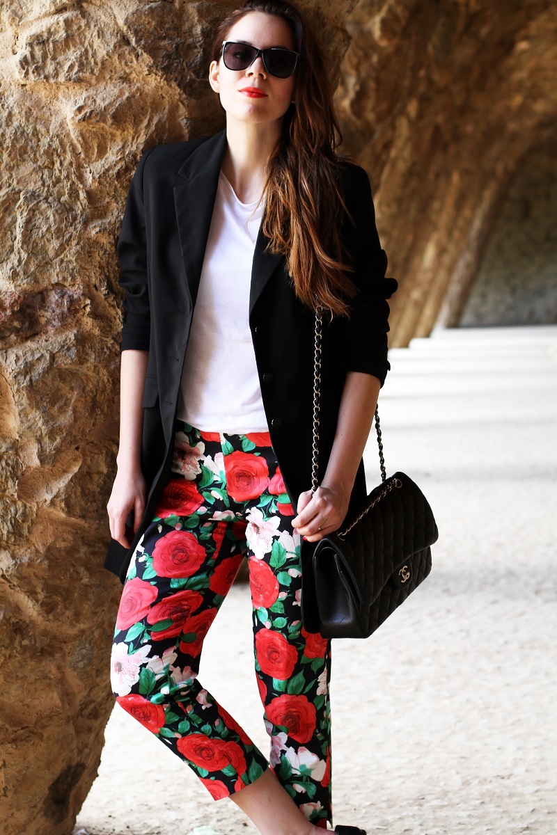 pantaloni fiori | pantaloni floreali | blazer nero | giacca nera | spolverino nero | chanel borsa | chanel 2.55 | chanel jumbo | occhiali da sole neri | maglia bianca | fashion | moda | look | outfit | streetstyle | parc guell | barcellona | colonnato parc guell 