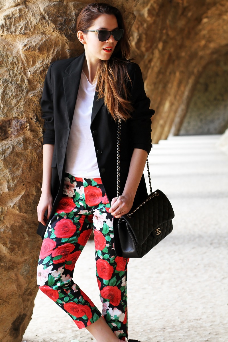 pantaloni fiori | pantaloni floreali | blazer nero | giacca nera | spolverino nero | chanel borsa | chanel 2.55 | chanel jumbo | occhiali da sole neri | maglia bianca | fashion | moda | look | outfit | streetstyle | parc guell | barcellona | colonnato parc guell 3