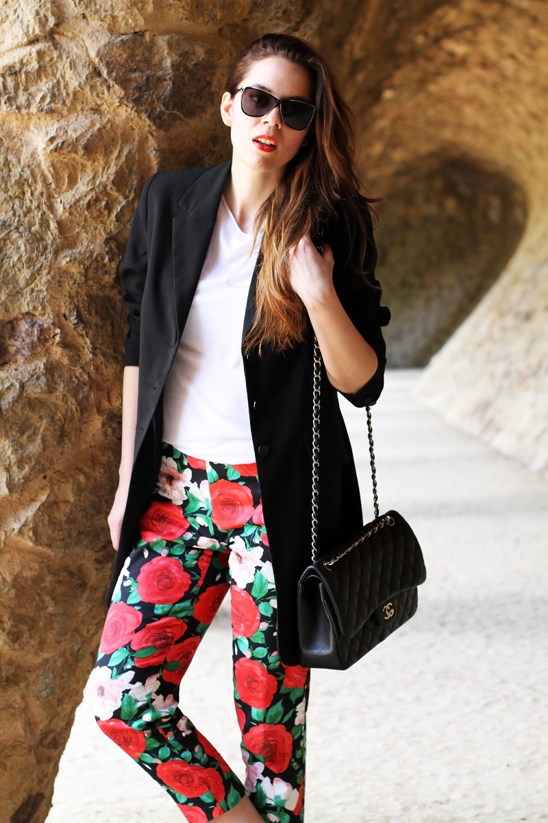 pantaloni fiori | pantaloni floreali | blazer nero | giacca nera | spolverino nero | chanel borsa | chanel 2.55 | chanel jumbo | occhiali da sole neri | maglia bianca | fashion | moda | look | outfit | streetstyle | parc guell | barcellona | colonnato parc guell   5