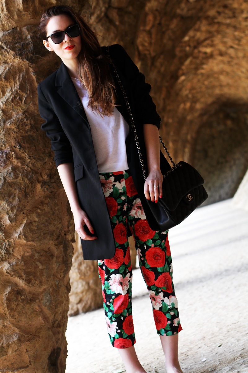 pantaloni fiori | pantaloni floreali | blazer nero | giacca nera | spolverino nero | chanel borsa | chanel 2.55 | chanel jumbo | occhiali da sole neri | maglia bianca | fashion | moda | look | outfit | streetstyle | parc guell | barcellona | colonnato parc guell 4