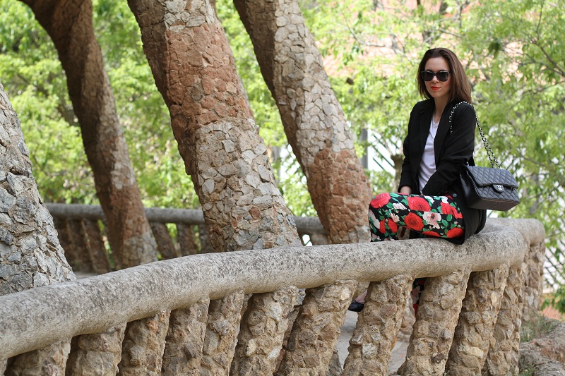 pantaloni fiori | pantaloni floreali | blazer nero | giacca nera | spolverino nero | chanel borsa | chanel 2.55 | chanel jumbo | occhiali da sole neri | maglia bianca | fashion | moda | look | outfit | streetstyle | parc guell | barcellona | colonnato parc guell 1