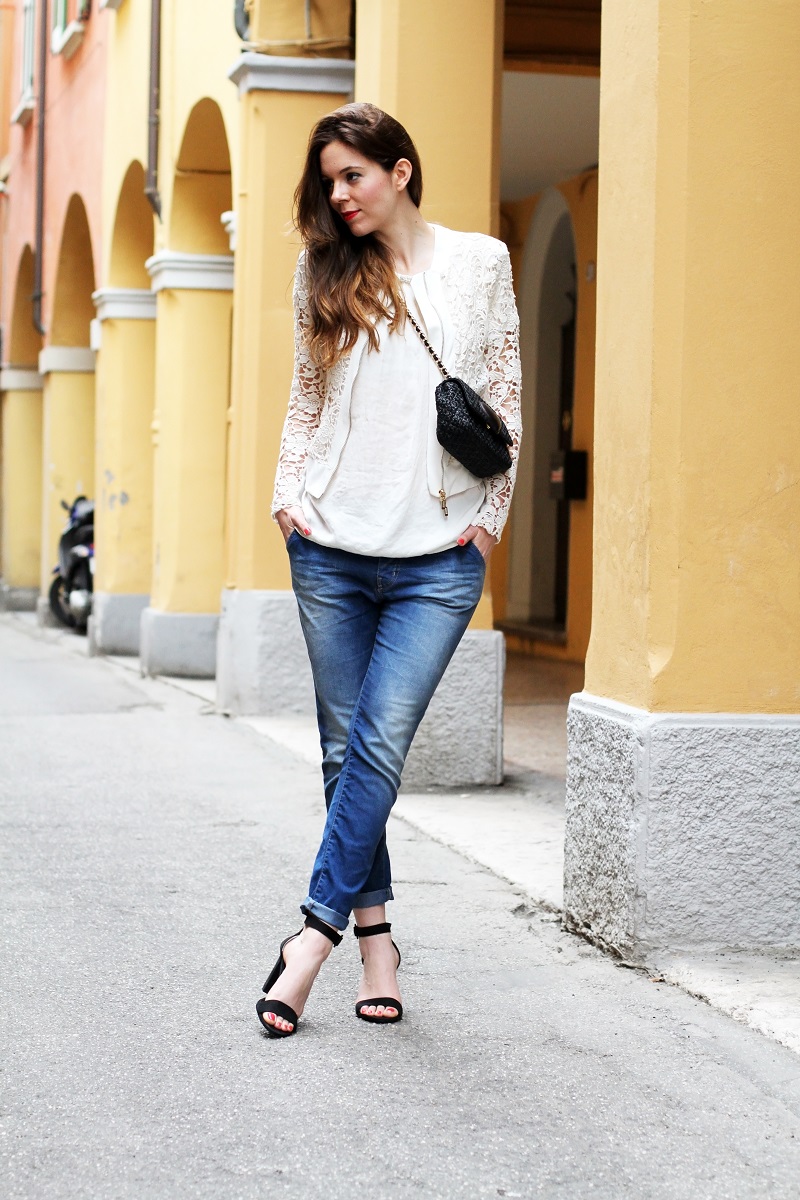 fashion look | giacca bianca| giacca pizzo | borsa moschino | borsa rafia | outfit | look | rinascimento moda | jeans boyfriend | scarpe con tacco | sandali tacco | sandali cinturino | capelli mossi | capelli ricci | capelli luminosi | fashion blogger | irene colzi | irene's closet