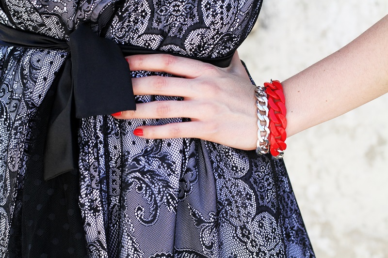braccialetto catena | bracciale catena | braccialetto rosso | braccialetto lowcost | smalto dior | dettaglio outfit