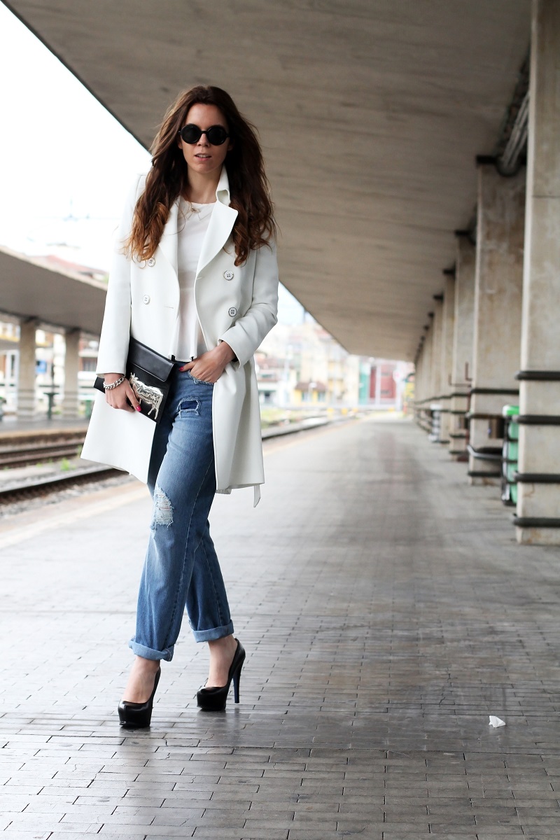 pochette | pochette mucca | pochette vincent | trench bianco | spolverino bianco | occhiali da sole tondi | occhiali da sole rotondi | occhiali da sole emporio armani | jeans boyfriend | boyfriend jeans | decollete plateau | fashion blog | fashion blogger | outfit | look | santa maria novella stazione firenze | firenze | scarpe conti | decollete cinti 1