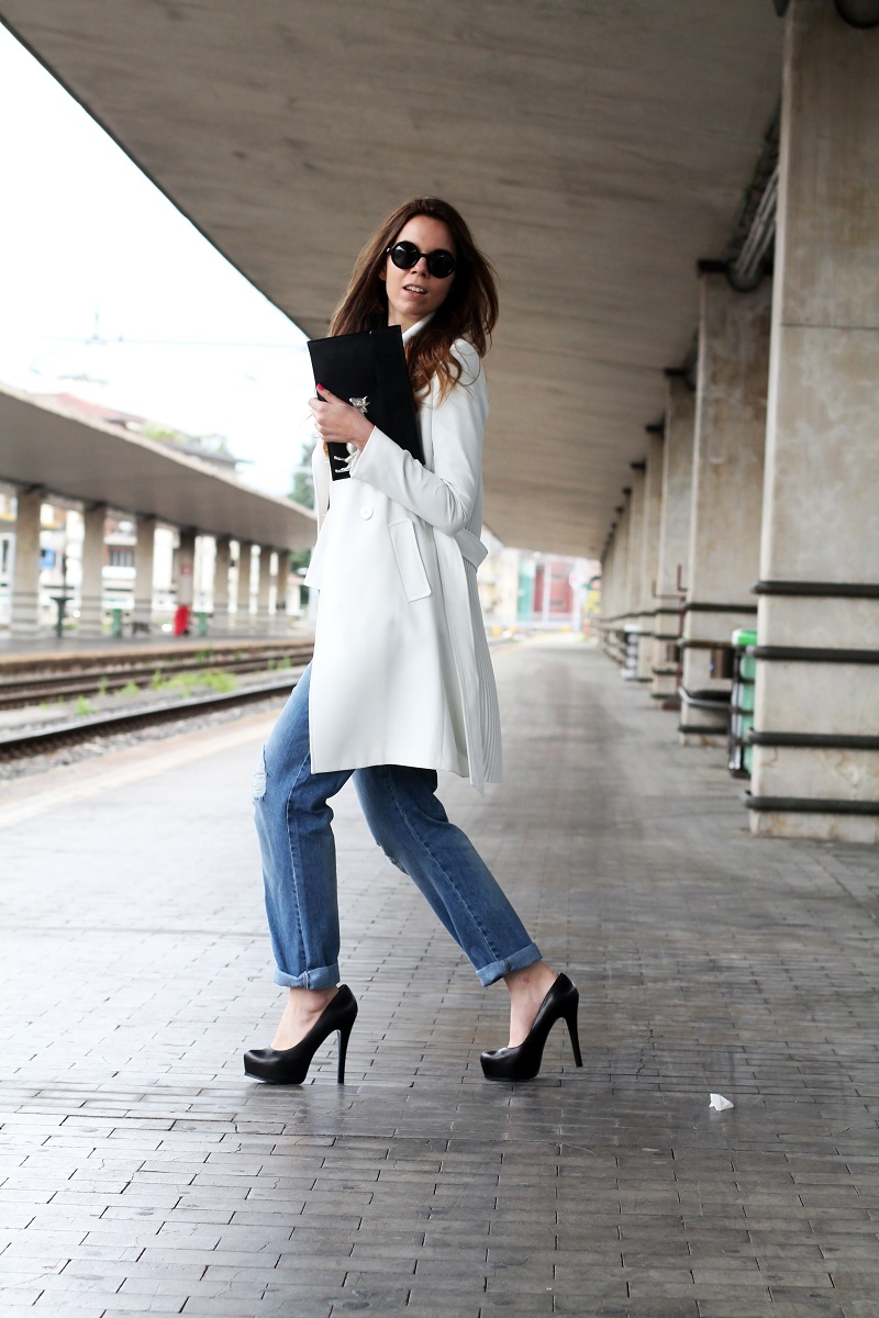 pochette | pochette mucca | pochette vincent | trench bianco | spolverino bianco | occhiali da sole tondi | occhiali da sole rotondi | occhiali da sole emporio armani | jeans boyfriend | boyfriend jeans | decollete plateau | fashion blog | fashion blogger | outfit | look | santa maria novella stazione firenze | firenze | scarpe conti | decollete cinti 2