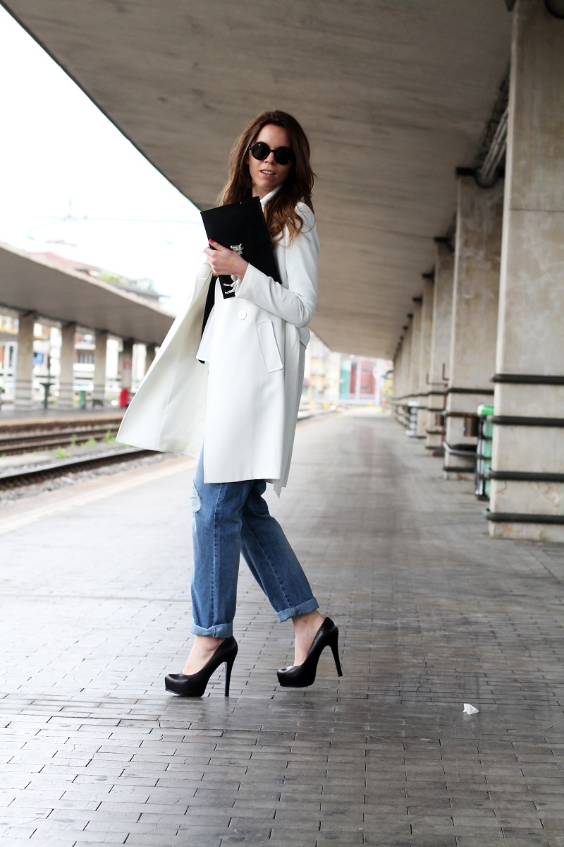 pochette | pochette mucca | pochette vincent | trench bianco | spolverino bianco | occhiali da sole tondi | occhiali da sole rotondi | occhiali da sole emporio armani | jeans boyfriend | boyfriend jeans | decollete plateau | fashion blog | fashion blogger | outfit | look | santa maria novella stazione firenze | firenze | scarpe conti | decollete cinti