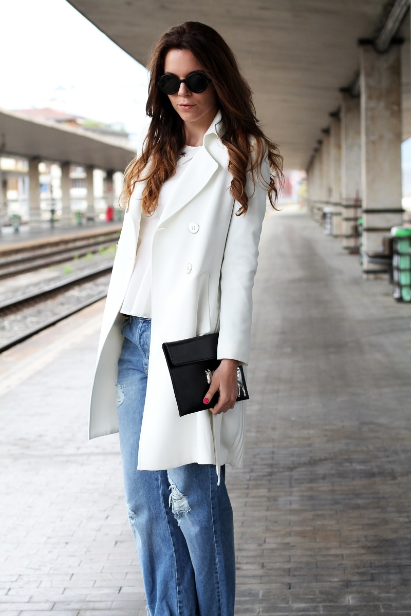 pochette | pochette mucca | pochette vincent | trench bianco | spolverino bianco | occhiali da sole tondi | occhiali da sole rotondi | occhiali da sole emporio armani | jeans boyfriend | boyfriend jeans | decollete plateau | fashion blog | fashion blogger | outfit | look | santa maria novella stazione firenze | firenze 4
