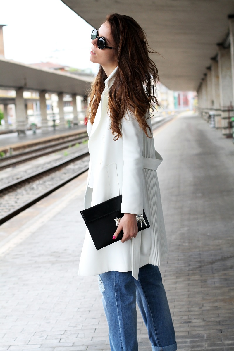 pochette | pochette mucca | pochette vincent | trench bianco | spolverino bianco | occhiali da sole tondi | occhiali da sole rotondi | occhiali da sole emporio armani | jeans boyfriend | boyfriend jeans | decollete plateau | fashion blog | fashion blogger | outfit | look | santa maria novella stazione firenze | firenze 5