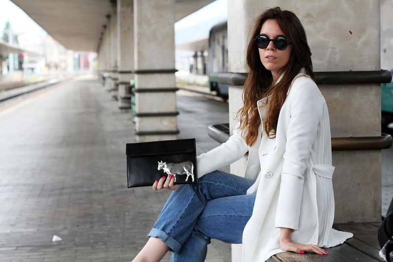 pochette | pochette mucca | pochette vincent | trench bianco | spolverino bianco | occhiali da sole tondi | occhiali da sole rotondi | occhiali da sole emporio armani | jeans boyfriend | boyfriend jeans | decollete plateau | fashion blog | fashion blogger | outfit | look | santa maria novella stazione firenze | firenze 3