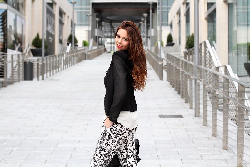 corso como | milano | outfit | look | fashion blogger | fashion blog | pantaloni stampa | stampa barocca | bianco nero | giacca nera | camicia bianca | modella | porta nuova milano | milano moda 
