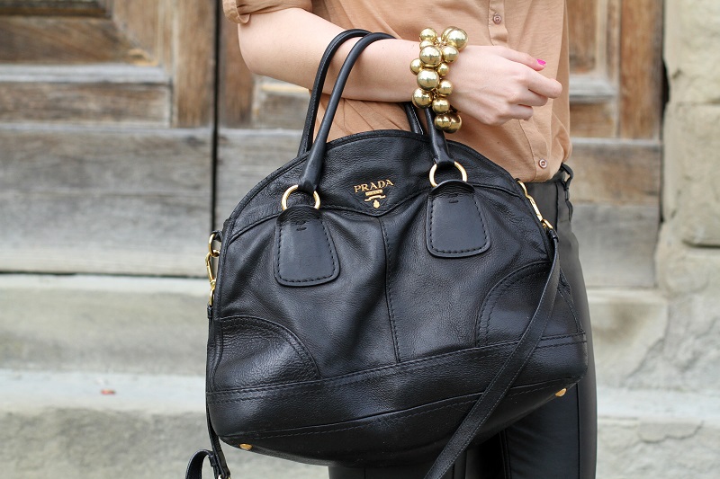 prada | borsa prada | smalto fucsia | bracciale grande | braccialetto con sfere 