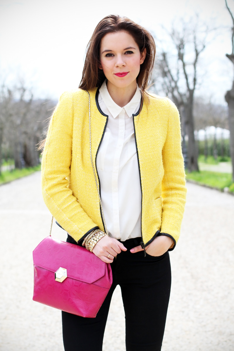 outfit | look | camicia bianca | ragazza | giacca gialla | borsa fucsia | skinny jeans | pantaloni neri | bvlgari | zara | rossetto fucsia 1