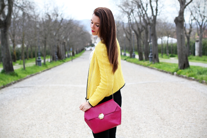 outfit | look | camicia bianca | ragazza | giacca gialla | borsa fucsia | skinny jeans | pantaloni neri | bvlgari | zara | rossetto fucsia 2