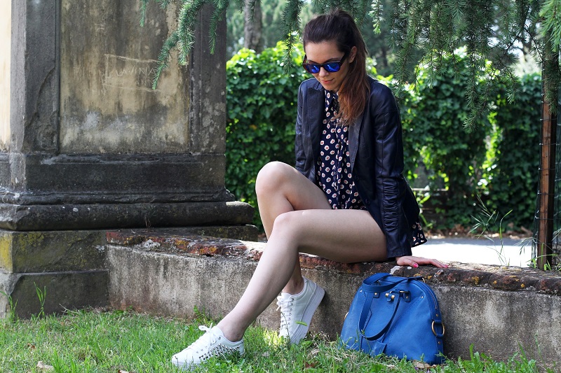 spektre | occhiali da sole | occhiali da sole a specchio | giacca di pelle blu | camicia fantasia donna | shorts jeans | shorts denim | pantaloncini corti | jeffrey campbell | sneakers platform | sneakers zeppa 3